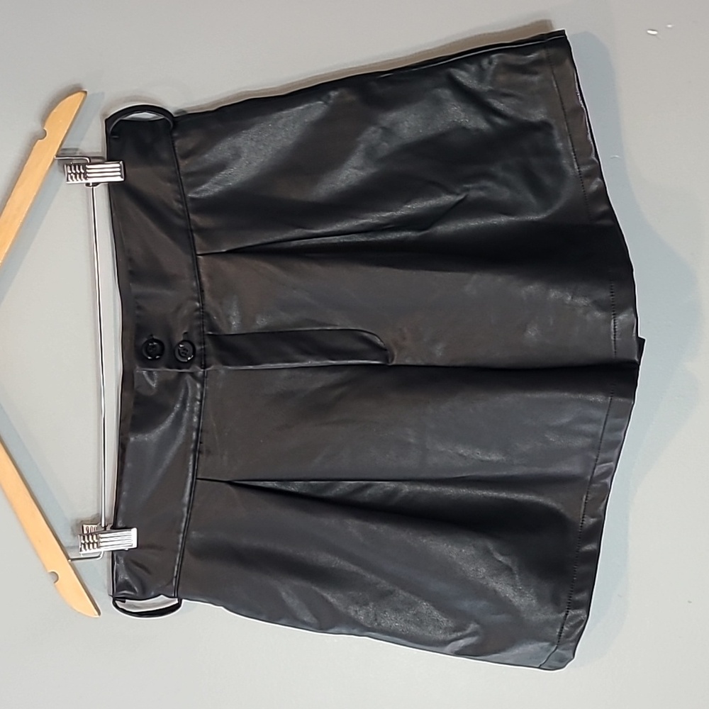 THML‎ Black Faux Leather Shorts Size Large Pleated Luxury Edgy New Goth